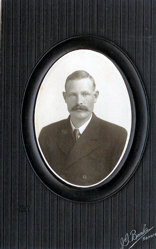 onkel Hans.jpg - Hans Martinussen Reksnes (1881-1968) var flere r i Canada, bl.a. Vancouver.  Dette bildet er tatt i Kenora p 1920-tallet. (Bildet er utlnt av Bakke i Bergen)